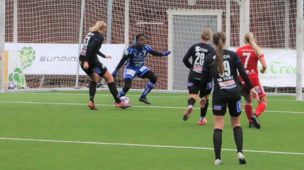 Här gör Växjös Matilda Nivard matchens enda mål bakom Deborah Aittokallio