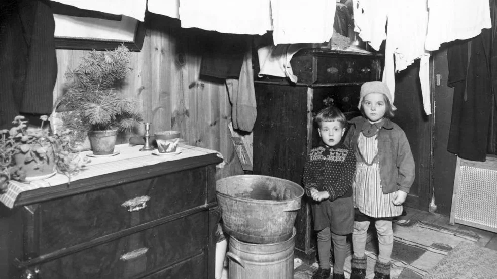 För hög standard. Mia Sköld vill inte tillbaka till en standard likt den på bilden från 1945.Men ska det bli billigt behöver det vara mindre.