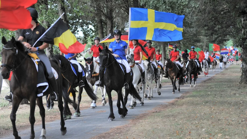 Kortege med de tävlande genom staden Lamotte-Beuvron inför VM-tävlingen i TREC.