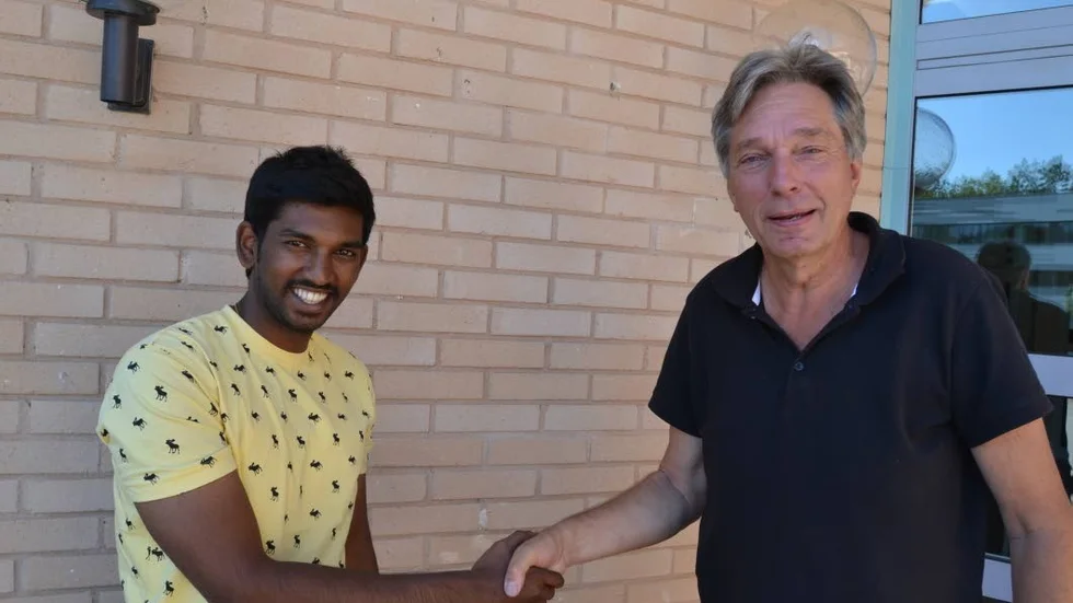 Från Indien.  Swapnil Makasare hälsas välkommen av pastor Ingvar Stenberg hos Missionskyrkan i Finspång, där Swapnil ska jobba som volontär.