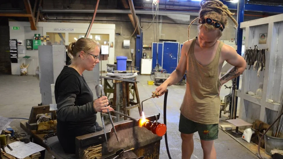 Uppgiven stämning. Glasblåsarna Elin Jonsson och Rasmus Nossbring berättar om en uppgiven stämning på glasbruket.