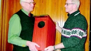 Foto: MARGARETA LJUNGBLAD Ordförande Kjell Johansson, till vänster, blev mottagare av kretsens viltvårdspris som utdelades av Per Solvestad.