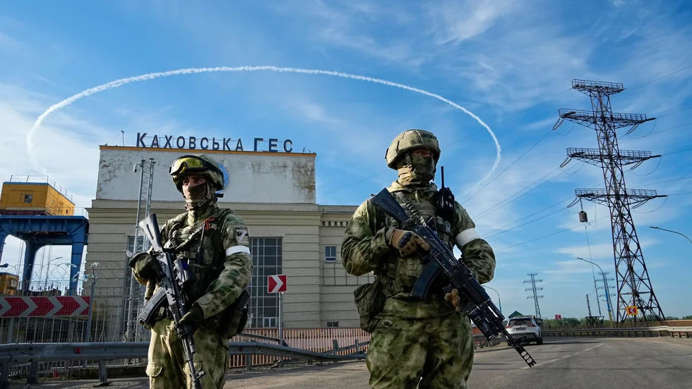 Ryska soldater på ockuperat område i Cherson-regionen. Bilden är tagen av en AP-fotograf under en resa anordnad av det ryska försvarsdepartementet.