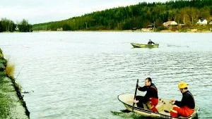 Foto: HANS BRANDIN Räddningstjänsten från Gamleby som var först på plats sökte genast med hjälp av dels en plastjolle, dels den egna motorbåten.