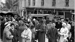 Arkivbild: VT Lions Våryra på Gamleby torg, förmodligen år 1964 samlade massor med folk som köpte lotter, spelade kägla, mätte sina krafter eller tog en bir i ölstugan.