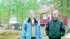 Ann Åkerman och Peter Lundgren  framför ett par av sina nybyggda hus på Gärdsholmen.