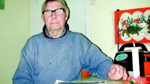 Karl Andersson, eller Kalle på Hälla är snart 102 år och bor ensam i sitt hus strax utanför Loftahammar. Trots att han inte har vare sig ström eller telefon, båda är utslagna av stormen, vill han inte lämna sitt hus utan sköter det mesta själv.