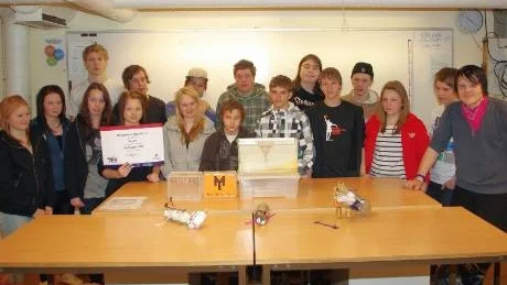 Eleverna i klass 8:3-4 på Bergaskolan bakom sin designvinnare "The mighty tratt" (i akvariet) samt i förgrunden några tidigare prototyper som visade sig vara mindre lyckade. 3:e-platsen i regionfinalen gav 2500 kr till klass-kassan. Foto: Patrik Selsfors