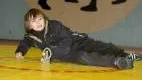 Erik Fagerström, 9, poserar på mattan med det femte förstapriset i karriären. - Jag ska försöka vinna fler tävlingar. Nästa cup är Navestadpokalen, berättar han.Foto: Ann Björling