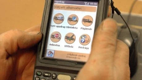 Alla larm kommer till den här datorn som bärgarna har med i bilen. Gps kan visa vägen till olyckplatsen och all information om fordonet, ägare och försäkringsuppgifter finns med i maskinen.