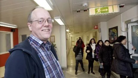 Philip Holmberg, rektor på Vindruvan, tror att det är viktigt att alla oavsett religion eller kultur har en glädje att att få förståelse för den svenska traditionen. Foto: Janne Forsby