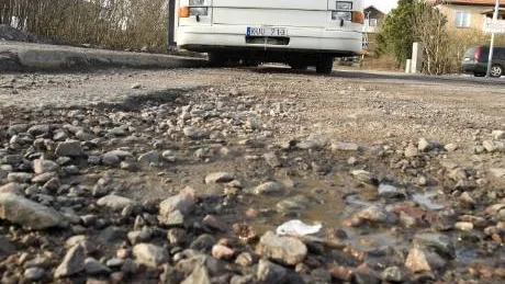 Asfalten har blivit till grus på Stationsvägen i Skärblacka och det är hög tid att fylla i de värsta potthålen och tjälskadorna.
Foto: Titti Olovsson