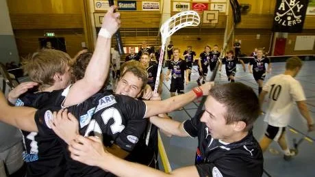 Segerjublet ekade i Hultdalshallen när det var klart med avancemanget till innebandyns division 1. Åby Oilers tog sig förbi sista hindret (Ekängen) efter två raka segrar.  Spelarna som gjorde det: Målvakterna Jimmy Berglund och Johan Hennichs - Christoffer Kirch, Thomas Andersson, Sebastian Månsson, Mattias Hartman, Jimmy Bagge, Jesse Andersson Andreas Osin, Olle Strid, Niklas Stavstedt, Erik Magnusson, Anton Eriksson, Daniel Eriksson, Christoffer Eriksson, Johan Osin, Christian Sandberg, Petter Thomas Vester, Henrik Solinen och Andreas Karlsson.Foto: Niclas Sandberg