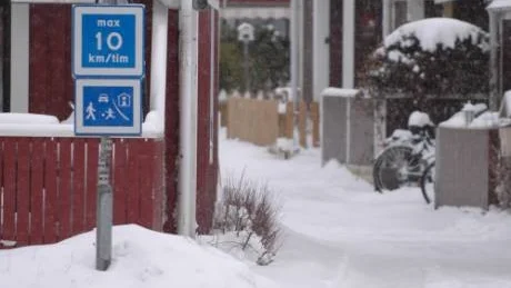 10 kilometer i timmen och gående har företräde. Men det struntar bilisterna i, enligt Karin, en av de boende.             Foto: Lillemor Molin