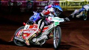 Australiensaren Leigh Adams vann GP-premiären på Stockholms Stadion. Nu handlar det om andra deltävlingen i Prag, frågan är om det blir dubbelt australien även då på prispallen.
FOTO: SCANPIX