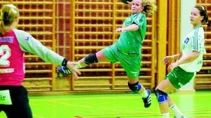 Rebecca Eliasson vräker sig fram på linjen och dundrar sitt enda mål i matchen som NKIK förlorade mot Kroppskultur med 25-30.
FOTO: ROBERT SVENSSON