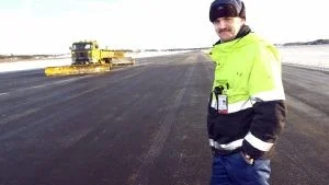 En flygplats har höga krav på säkerhet och därför är det viktigt att hålla start- och landningsbanan fri från snö och is. Redan vid 4.45 igår morse började Niclas Arvidsson och de andra på Norrköpings flygplats köra maskinerna som plogar, sopar och blåser av snö från banorna.