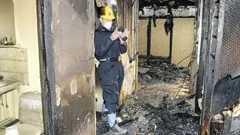 Under måndagen genomförde kriminaltekniker Ingemar Hagelberg en undersökning av brandplatsen. Ingenting tyder på att branden var anlagd. 
FOTO: ROBERT SVENSSON