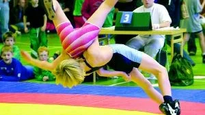 FAIK-brottaren Kristian Sandén (blå dräkt) bjöd Joacim Lindvall, Arbes, på en ordentlig flygtur. Kristian vann till slut klassen pojkar 53 kg i Tvålänscupen.
FOTO: JANNE FORSBY
