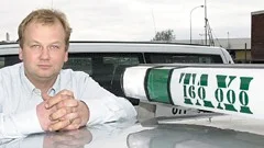 Niclas Aronsson, ägare till före detta Vikbolands Taxi - numera Taxi 160 000, ska införa ordentliga larm i alla bilar från och med halvårsskiftet. Men han hoppas att de övriga taxibolagen också gör det. Samarbete ger större möjlighet att förhindra brott, menar han.
FOTO: JANNE FORSBY