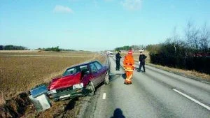 Bländad av solen. Två personer fick föras tillö sjukhus efter en olycka på Arkösundsvägen i går morse.         FOTO: WIGHSNEWS