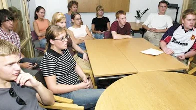 Halva styrelsen för Finis och fyra motståndare till nollningen kollar Pelle Wichmanns film Frackar och grisnollor på Folkbladet.
FOTO: ROBERT SVENSSON
