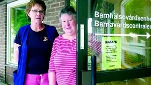 Lotta Heelge och Gunvor Johansson, båda undersköterskor på Östertulls vårdcentral är beredda att ta strid för den löneskillnad som det idag finns inom den privata sektorn. - Ett av skälen till privatisering har alltid varit att det ska höja kvinnornas löner, men det finns verkligen inget bevis för det. Generellt tjänar privat vårdanställda uppåt 2 000 kronor mindre, säger Lotta Heelge.    
FOTO: ROBERT SVENSSON