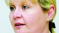 Röstar ja. Eva Andersson, socialdemokratiskt kommunalråd.