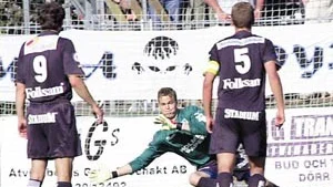 Matchavgörandet? IFK Norrköpings målvakt Andreas Lindberg går åt rätt håll, räddar Kristian Bergströms straffspark - och fixar alla tre poängen åt Peking.
FOTO:OLA AXMAN