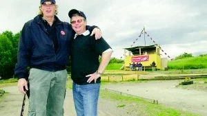 Dallas Mathiesen, internationell domare som förrättade invigningen av den nya off road-banan på Ingelstaområdet, och Göran Olsson, ordförande i föreningen Radiostyrd Bilsport i Norrköping.
FOTO: OLA AXMAN