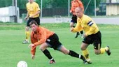 Ramunders Fredrik Esting verkar ha koll på bollen men inte benen till skillnad från Mjölbys kapten Mattias Kardell.
FOTO: HANS JOHNSSON