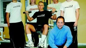 Finspång Vallonbygden Innebandy har en tuff säsong framför sig i division 1. Det gäller att Robin Landberg (i stolen som stärker armmusklerna) och övriga spelare tar i ordentligt i varje match. Robin omges av tränaren Anwar Samuelsson (på knä) och övriga nyförvärv som tillhör A-truppen. Från vänster Zeid Momen, Andreas Ahlqvist, Joakim Karlsson och Elias Bard. 
FOTO: GUNNAR JOHANSSON