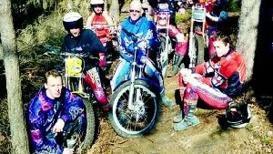 På Finspong Trial Clubs träningsläger, som anordnades för fjärde året, ingick dessa förare i Elit- och A-klassen. Främre raden från vänster: Tränaren Henrik Lettersjö, Johan Rudell, Mårten Segerberg, Joakim Karlsson. Bakre raden från vänster: Patrik Sjöberg, Calle Lindström, Mikael Regland.
FOTO: GUNNAR JOHANSSON