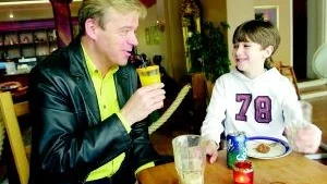 Stammisar på Soda. Henrik Johansson och sonen Pierre fikar gärna på sitt favoritställe. Henrik tar även med sig kunder från sitt jobb som försärkingsmäklare.
FOTO: NICLAS SANDBERG