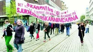 Ung vänster var de enda som i sitt tal och tåg berörde nedskärningarna inom vården. - Det behövs ingen omröstning för att se vad Norrköpingsborna vill. De nedläggningar vi ser idag skapar otrygghet, otillgänglighet och en djupt skadad tillit till de folkvalda, sade Annika Kaiser i sitt tal och kritiserade även det egna partiet. - Vi hade velat att vårat parti gått ut hårdare och drivit en linje, förklarar hon.
FOTO: ROBERT SVENSSON