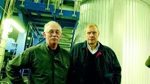 Värmeverkschefen Bo Karlsson och Torbjörn Sköld, ordförande i Finspångs tekniska verk, visade i går upp värmeverket och den nya avfallspannan.
FOTO: TITTI OLOVSSON