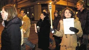 Farideh med flygblad om den iranska regimens kvinnoförtryck vid demonstrationen till stöd för världens utsatta kvinnor lockade ett hundratal Norrköpingsbor igår kväll.
FOTO: JANNE FORSBY