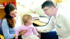 Alicia, sju månader, ses om av Rolf Östlund medan mamma Anna Soscia-Nilsson  verkar nöjd. Verksamhetschefen vill inte släppa kontaten med patienterna.
FOTO: JANNE FORSBY