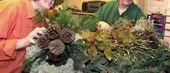 <I>Skärblacka runt</I>
Blomsterhandel förbereder helgen ? lovlediga tjejer föredrar stallet