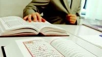 Imam Zekerijah Cajlakovic i Norrköping informerar idag sin församling om förslaget om sänkt alkoholskatt, ett förslag som han är emot. Hans religion förbjuder alkohol.
FOTO: FREDRIK SCHLYTER