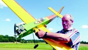 Bosse Harrysson från Finspångs modellflygklubb, FMFK, hoppas att det kommer mycket folk på söndag för att se och delta i uppvisningarna.
FOTO: TITTI OLOVSSON