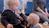 Albin Lund känner efter hur Anton Johansson känns. Mammorna Marie och Pernilla tycker i alla fall att det känns bra på Mariagården.
FOTO: TITTI OLOVSSON