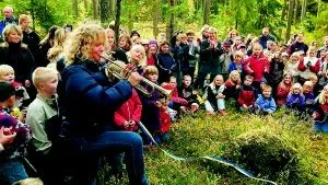 Med trumpetfanfar, pompa och ståt invigdes i går Svärtingehusskolans egen skog. Skolan har fått en alldeles egen skog av kommunen. Den ska fungera som ett stort klassrum.
FOTO: ROBERT SVENSSON