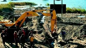 Just nu lägger Vattenfall ner nya elkablar på Bråvikens botten mellan Kvarsebo och Skenäs. Här ses en av de sex kablarna ringla iväg mot kablefartyget Pleijel.