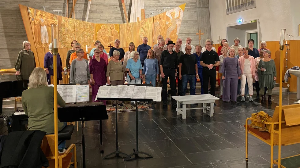 Under lördagen ger Oxelökören två föreställningar i Sankt Botvid. Här repeterar de på plats i kyrkan.
