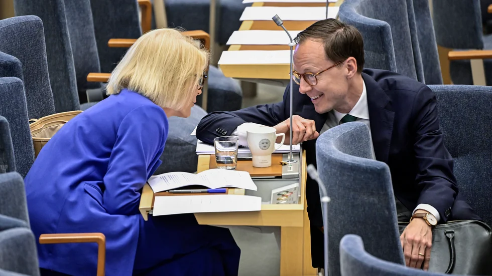 Det de gjorde i opposition är mer oroande än meriterande ifall en av dem eller båda blir ministrar i finansdepartmentet. Elisabeth Svantesson (M) och Mats Persson (L) i riksdgens plenisal.    