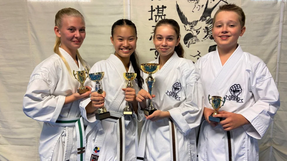 Minou Vapper, Aimee Luu, Emelina Namdar och Olle Törnblom från Goju-kai Karate do Eskilstuna gjorde alla bra ifrån sig i Karlstad.