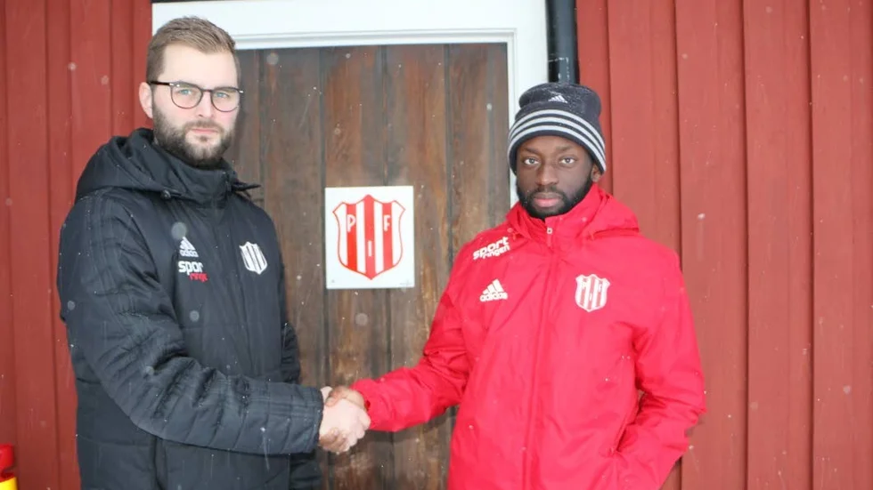 ÖVERENS. Sportchefen Jens Hedström skakar hand med Samuel Naiwo sedan mittfältstjärnan bestämt sig för ytterligare en säsong i klubben.