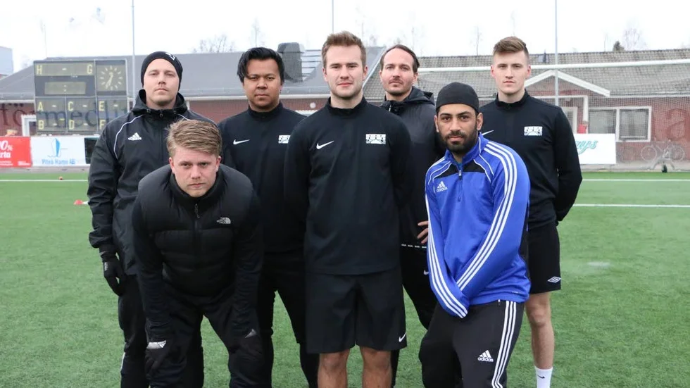 Nytt i Lillpite IF.  Bakre raden från vänster: Jonas Wikstén, Don Lönnelid, Alexander Lindahl (tränare), Andreas Johansson. Främre raden: Linus Thunström, Olle Öhlund och Bahrouz Mohammadi (som inte är klar för klubben).