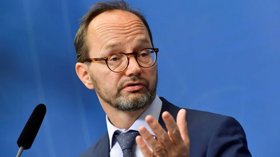 Infrastrukturminister Tomas Eneroth (S) försöker få till en lösning för flyg som kan ersätta Nextjet till Gällivare och Arvidsjaur snabbt.